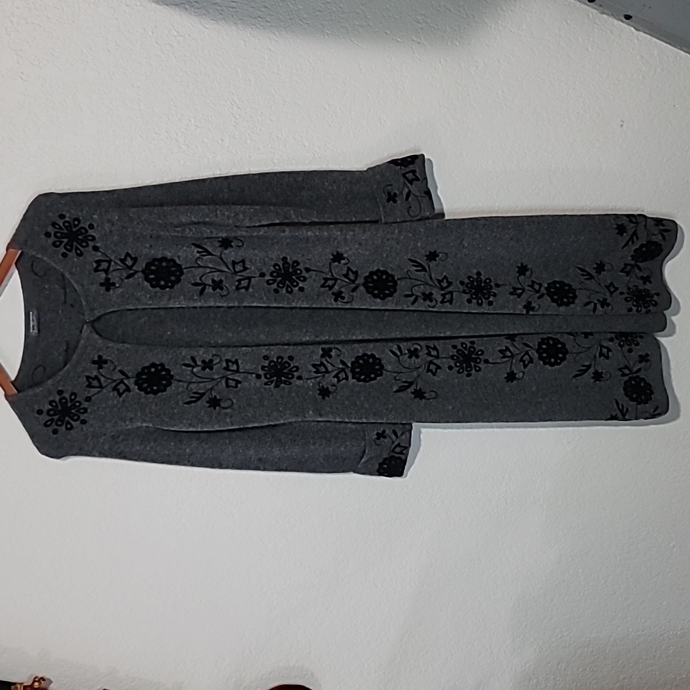 Vintage!Classiques Entier Long Gray Sweater Cardigan w/Black floral designs Sz.M